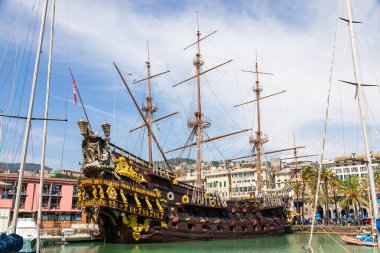 Cenova, İtalya - 22 Ağustos 2024: Korsan kalyonu Neptün, 1985 yılında Roman Polanski filmi Pirates için yapılmış gemi kopyası