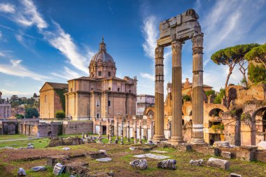 Roma, İtalya - Mayıs 2025: Kolezyum bölgesine yakın antik kolonlar. Ünlü bir seyahat merkezinin manzarası, antika harabeler gökyüzü.
