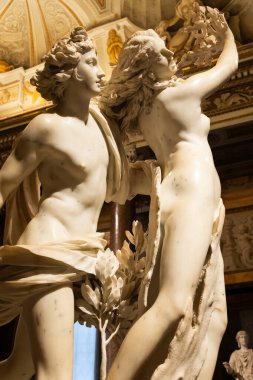Roma, İtalya - 28 Aralık 2023: Borghese Galerisi, Apollo ve Daphne, Gian Lorenzo Bernini, 1625 dolaylarında. Carrara mermeri, h. cm 243