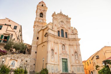 Cervo, Liguria 'daki San Giovanni Barok Kilisesi' nin dış görünüşü, süslü faade, çan kulesi ve tarihi dini mimari.