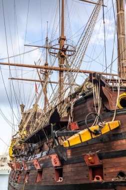 Cenova, İtalya - 17 Ağustos 2024: Ceneviz limanındaki Neptune kalyonunun detayları. Gemi 1985 yılında Roman Polanski filmi Pirates için yapıldı, 17. yüzyıl kalyonunun kopyası.