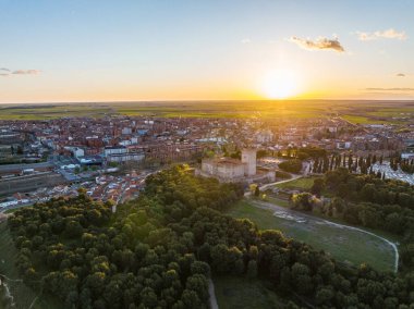 İspanya 'nın Valladolid kentindeki Medina del Campo şehrinin havadan görünüşü ve ünlü Castillo de la Mota şatosu ön planda..