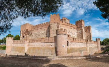 MEDINA DEL CAMPO, İspanya - 16 Ekim 2022: Medina del Campo, Valladolid 'deki ünlü Castillo de la Mota şatosunun geniş açılı görüntüsü. 1080 yılında başlayan bu yeniden inşa edilmiş ortaçağ kalesi şu anda İspanya Kültürel İlişkiler Mirası olarak ilan edilmiştir.