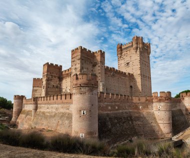 MEDINA DEL CAMPO, İspanya - 16 Ekim 2022: Medina del Campo, Valladolid 'deki ünlü Castillo de la Mota şatosunun geniş açılı görüntüsü. 1080 yılında başlayan bu yeniden inşa edilmiş ortaçağ kalesi şu anda İspanya Kültürel İlişkiler Mirası olarak ilan edilmiştir.