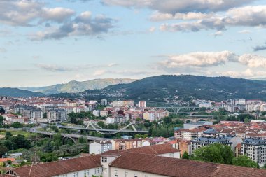 Galiçya 'nın gökyüzü manzarası, kenar mahallelerden görüldüğü gibi, üç ana köprünün de tanınması bekleniyor..