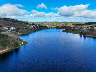 İspanya, gün batımında Galiçya 'daki Ourense yakınlarındaki bir rezervuarın havadan görüntüsü.