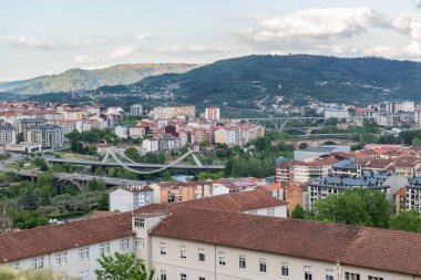 Galiçya 'nın gökyüzü manzarası, kenar mahallelerden görüldüğü gibi, üç ana köprünün de tanınması bekleniyor..