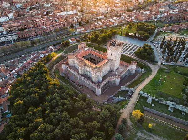MEDINA DEL CAMPO, İspanya - APRILI 2, 2022: Medina del Campo, Valladolid 'deki ünlü Castillo de la Mota şatosunun havadan görünüşü. 1080 'de başlayan bu yeniden inşa edilmiş ortaçağ kalesi şu anda İspanya Kültür Mirası olarak ilan edilmiştir.