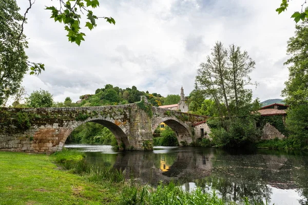 Średniowieczny Rzymski Most Odbity Wodzie Rzeki Arnoia Galicyjskiej Wiosce Allariz — Zdjęcie stockowe