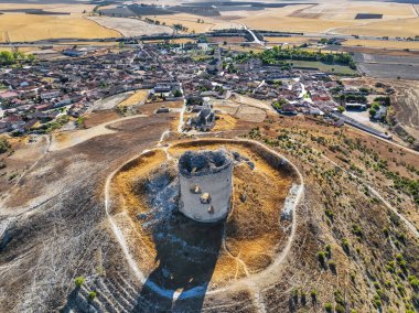 Valladolid vilayetindeki küçük Mota del Marques köyünün hava manzarası, kalesinin harabelerinden görüldüğü gibi..