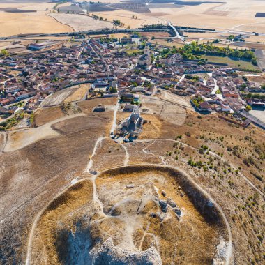 Valladolid vilayetindeki küçük Mota del Marques köyünün havadan görünüşü, kalesinin harabelerinden görüldüğü üzere.