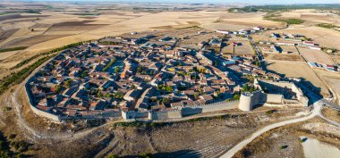 Valladolid 'deki İspanyol ortaçağ kasabası Uruena' nın ön plandaki ünlü duvarlarıyla hava manzarası..