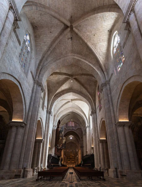 12世紀初頭にロマネスク様式で建てられたローマ カトリック教会タラゴナ大聖堂の主身廊の内部 — ストック写真