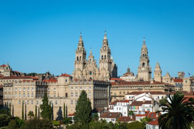 Santiago de Compostela 'nın manzarası katedralin kuleleri ile birlikte Alameda Parkını oluşturur..