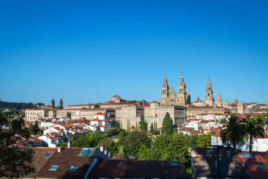Santiago de Compostela 'nın manzarası katedralin kuleleri ile birlikte Alameda Parkını oluşturur..