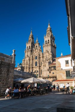 SANTIAGO de COMPOSTELA, İSPAN - 16 Eylül 2022: Santiago de Compostela katedraline giden dar ve işlek caddeler. 1211) Plaza del Obradoiro meydanında, Middl 'den beri St. James Yolu üzerindeki tarihi bir hac yeri.