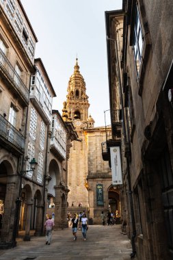 SANTIAGO de COMPOSTELA, İSPAN - 16 Eylül 2022: Santiago de Compostela katedraline giden dar ve işlek caddeler. 1211) Plaza del Obradoiro meydanında, Middl 'den beri St. James Yolu üzerindeki tarihi bir hac yeri.