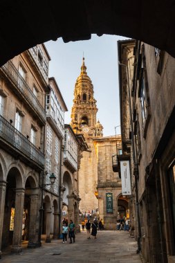 SANTIAGO de COMPOSTELA, İSPAN - 16 Eylül 2022: Santiago de Compostela katedraline giden dar ve işlek caddeler. 1211) Plaza del Obradoiro meydanında, Middl 'den beri St. James Yolu üzerindeki tarihi bir hac yeri.