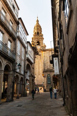 SANTIAGO de COMPOSTELA, İSPAN - 16 Eylül 2022: Santiago de Compostela katedraline giden dar ve işlek caddeler. 1211) Plaza del Obradoiro meydanında, Middl 'den beri St. James Yolu üzerindeki tarihi bir hac yeri.