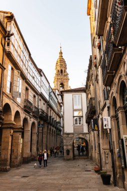 SANTIAGO de COMPOSTELA, İSPAN - 16 Eylül 2022: Santiago de Compostela katedraline giden dar ve işlek caddeler. 1211) Plaza del Obradoiro meydanında, Middl 'den beri St. James Yolu üzerindeki tarihi bir hac yeri.