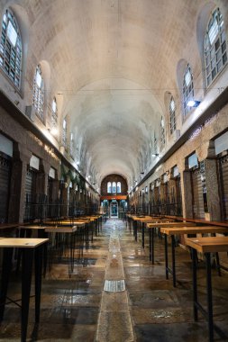 SANTIAGO DE COMPOSTELA, SPAIN - 16 Eylül 2022: Mercado de Abastos (gıda pazarı) içindeki boş bir nave geniş açı görünümü.