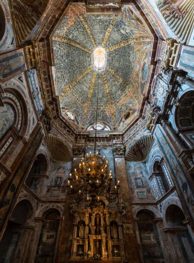 Santiago de Compostela Katedrali 'nin içinde (ca. 1211), Orta Çağ 'dan beri St. James Yolu üzerindeki tarihi bir hac yeri..