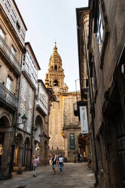 Santiago Compostela España Septiembre 2022 Calle Estrecha Transitada Con Cafés —  Fotos de Stock