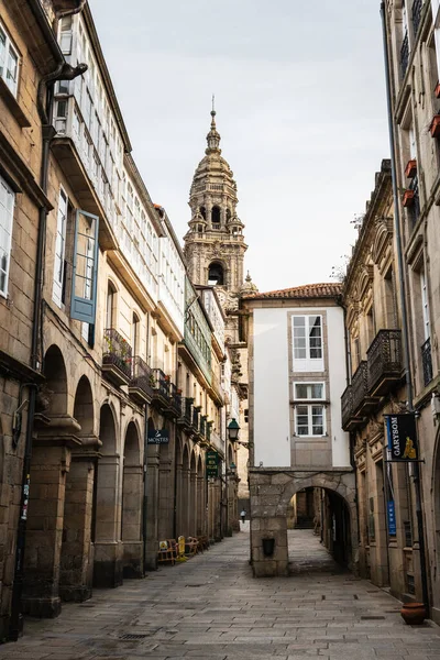 Santiago Compostela Spanje September 2022 Smalle Drukke Straat Met Cafés — Stockfoto