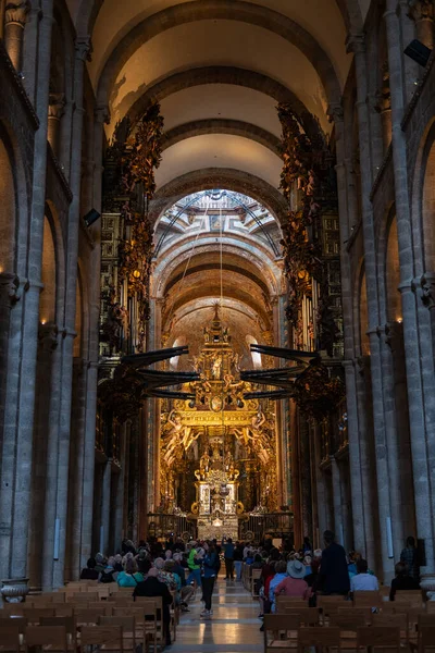 サンティアゴ コンポステーラ スペイン 2022年9月17日 サンティアゴ コンポステーラ大聖堂内部の主な身廊 1211年 建保2年 中世以来の聖ヤコブ巡礼の歴史的地 — ストック写真