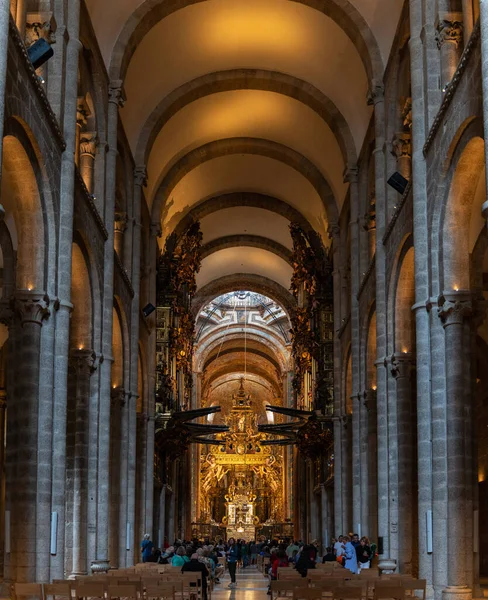 サンティアゴ コンポステーラ スペイン 2022年9月17日 サンティアゴ コンポステーラ大聖堂内部の主な身廊 1211年 建保2年 中世以来の聖ヤコブ巡礼の歴史的地 — ストック写真