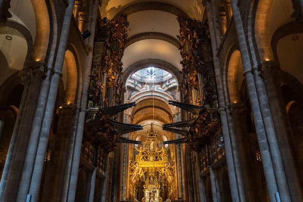 サンティアゴ コンポステーラ大聖堂内部の主な身廊 1211年 建保2年 中世以来の聖ヤコブ巡礼の歴史的地 — ストック写真