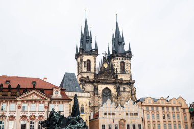Prag 'da bulutlu bir gökyüzüne karşı Tyn' den önceki Meryem Kilisesi 'nin alçak açılı görüntüsü..