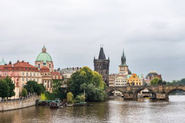 Çek Cumhuriyeti Prag 'da bulutlu bir öğleden sonra Vltava nehri ve Charles köprüsünün geniş açılı görüntüsü.