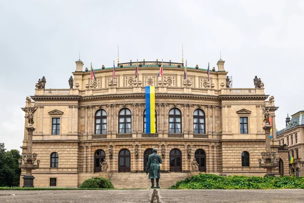 プラハのルドルフィヌムの建物のファサード 1885年 1946年からチェコ フィルハーモニー管弦楽団の本拠地 — ストック写真