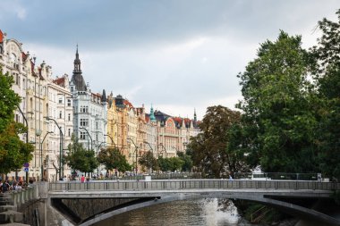 PRAG, CZECH Cumhuriyet - 24 AĞUSTOS 2022: Çek Cumhuriyeti Prag 'ın Nove Mesto ilçesindeki tarihi evlerin renkli cepheleri.