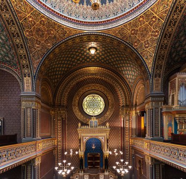 Tevrat ve Bema Prag 'daki İspanyol Sinagogu' nda, bozkır tarzında inşa edilmiştir (ca. 1837).