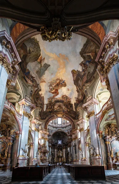 Czech Republic 2022年8月25日チェコ共和国プラハの聖ニコラス教会の主身廊を望む内部には 1752年に完成したバロック様式の傑作があります — ストック写真