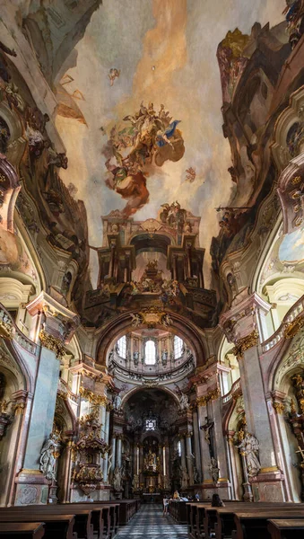 Czech Republic 2022年8月25日チェコ共和国プラハの聖ニコラス教会の主身廊を望む内部には 1752年に完成したバロック様式の傑作があります — ストック写真