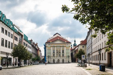 PRAG, CZECH REPUBLIC - 24 Ağustos 2022: Çek Cumhuriyeti 'nin Prag kentindeki Stare Mesto bölgesinde neredeyse boş bir meydanın geniş açılı görünümü.