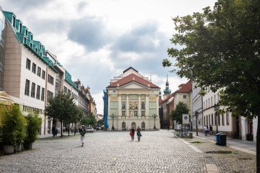 PRAG, CZECH REPUBLIC - 24 Ağustos 2022: Çek Cumhuriyeti 'nin Prag kentindeki Stare Mesto bölgesinde neredeyse boş bir meydanın geniş açılı görünümü.