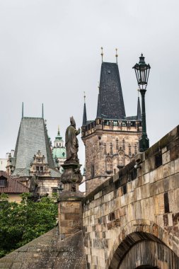 Prag 'daki ünlü Charles Köprüsü' nün dikey görüntüsü bulutlu bir gökyüzüne karşı.