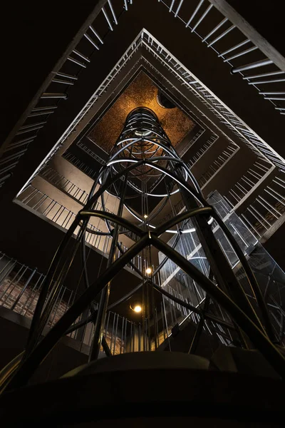Moody Σκάλα Και Ανελκυστήρα Στο Εσωτερικό Του Πύργου Old Town — Φωτογραφία Αρχείου