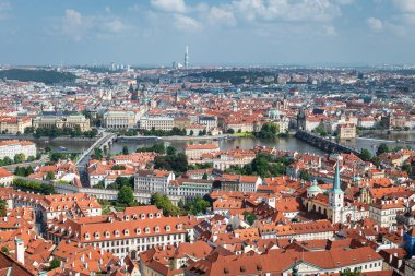 Prag 'ın havadan panoramik manzarası, Charles Köprüsü ve diğer anıtların tanınması.