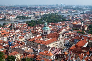 Prag 'ın havadan panoramik manzarası, bulutlu bir gökyüzüne karşı Aziz Niklas Kilisesi' nin tanınmasıyla.
