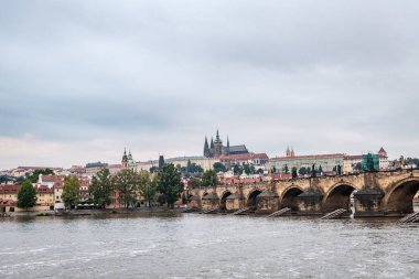 Prag Şatosu ve Saint Vitus Katedrali alacakaranlıkta Vltava nehrinin kıyısından görüldüğü gibi.