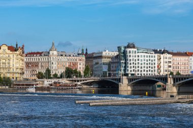 PRAG, CZECH Cumhuriyet - 24 AĞUSTOS 2022: Çek Cumhuriyeti Prag 'ın Nove Mesto ilçesindeki Dans Evi' nin geniş açılı görünümü.