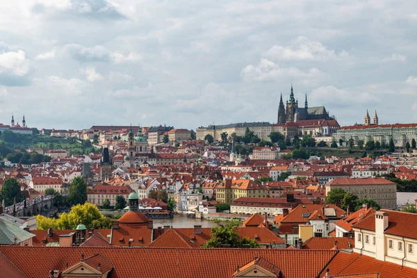 Letecký Pohled Prahu Slavným Karlovým Mostem Katedrálou Víta Uvnitř Pražského — Stock fotografie