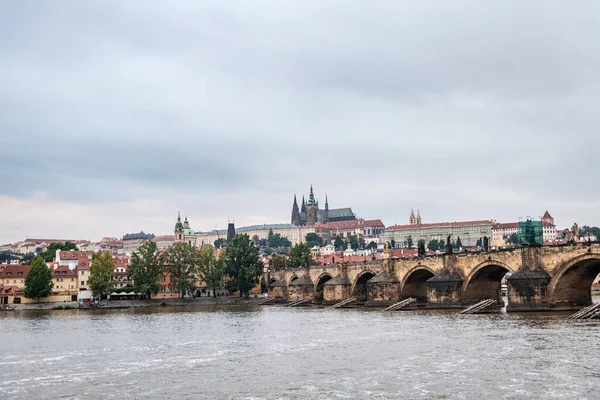 Pražský Hrad Katedrála Víta Břehu Řeky Vltavy Soumraku — Stock fotografie
