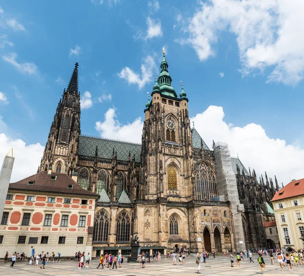 布拉格 2022年8月25日 捷克共和国布拉格城堡建筑群内哥特式圣维他大教堂的侧视图 — 图库照片