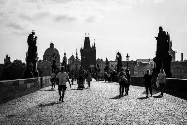 Praga República Checa Agosto 2022 Siluetas Turistas Lugareños Sobre Famoso — Foto de Stock